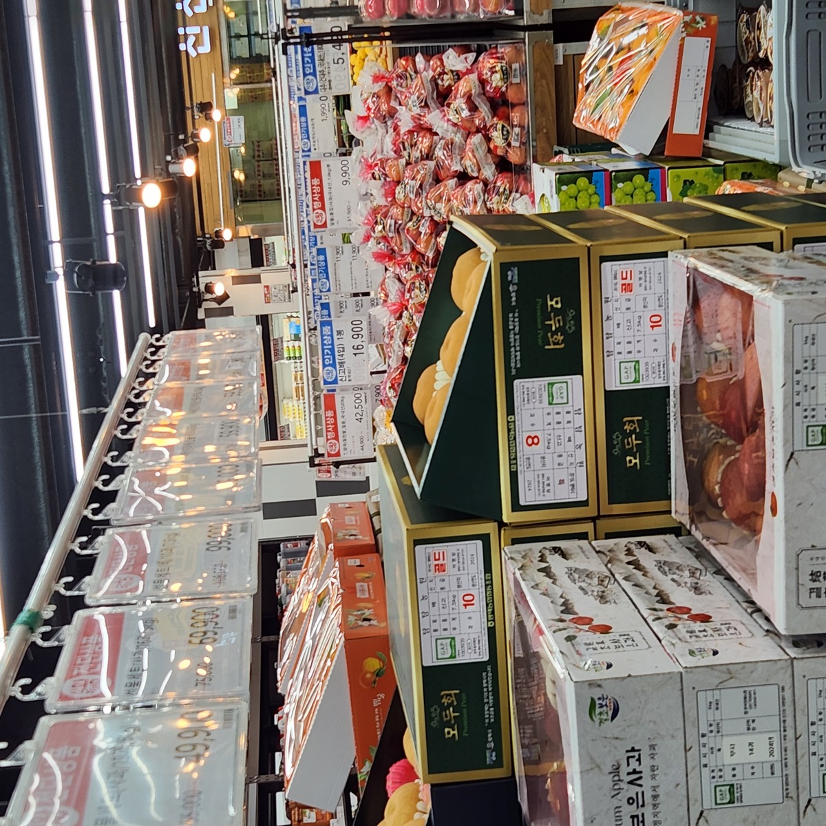 사과나 배 등 다양한 신선 과일이 진열되어 있는 쇼핑몰